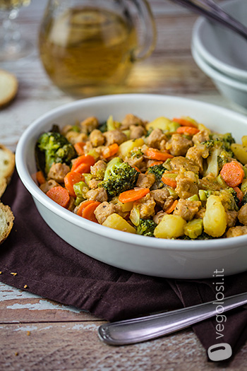 Bocconcini di soia con broccoli, patate e carote
