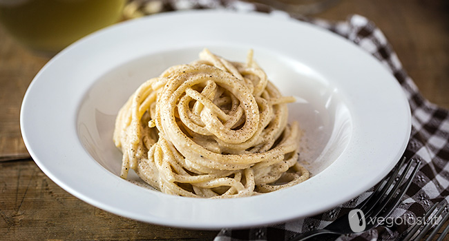 Spaghetti cacio e pepe vegan