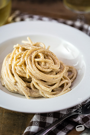 Spaghetti cacio e pepe vegan