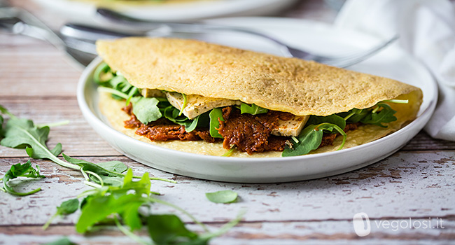 Crepes di ceci vegane con tofu marinato, paté di pomodori secchi e rucola