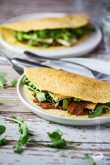 Crepes di ceci vegane con tofu marinato, paté di pomodori secchi e rucola