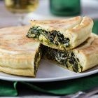 Focaccia in padella vegan ripiena di zucchine, erbette e besciamella