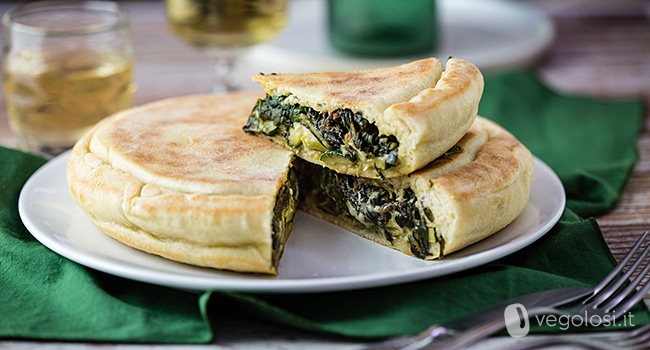 Focaccia in padella vegan ripiena di zucchine, erbette e besciamella