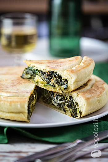 Focaccia in padella vegan ripiena di zucchine, erbette e besciamella