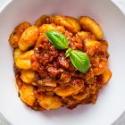 Gnocchi con ragù di cipolle