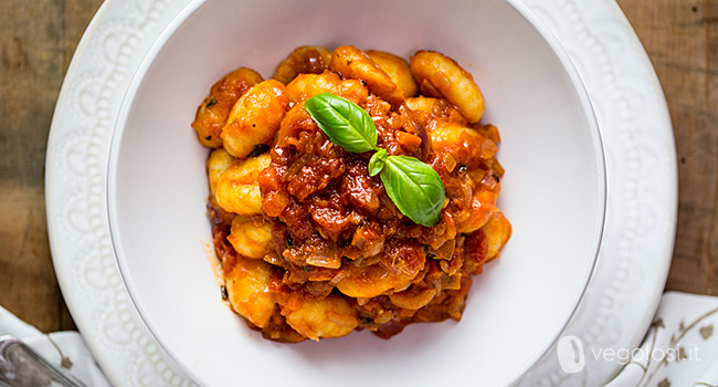 Gnocchi con ragù di cipolle