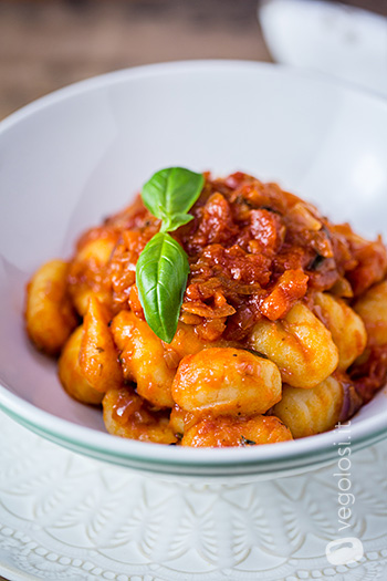 Gnocchi con ragù di cipolle