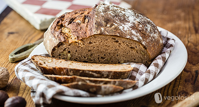 Pane con farina di castagne e noci