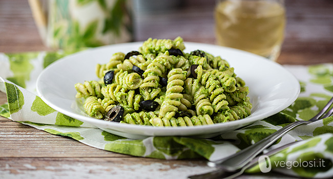 Fusilli integrali con pesto di edamame e semi di girasole