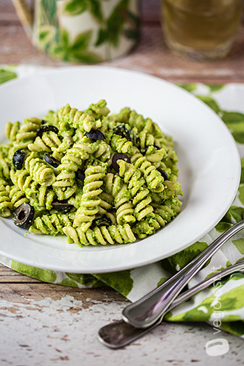 Fusilli integrali con pesto di edamame e semi di girasole