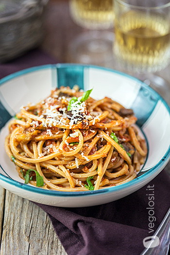 Spaghetti al sugo di melanzane vegan