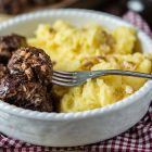 Polpette di radicchio glassate all'aceto balsamico, con polenta