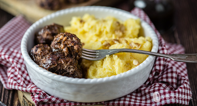 Polpette di radicchio glassate all'aceto balsamico, con polenta