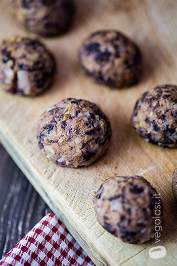 Polpette di radicchio glassate all'aceto balsamico, con polenta