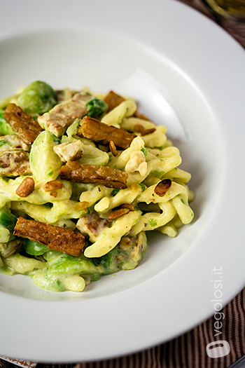 Strozzapreti cremosi ai cavolini di Bruxelles e tempeh dorato