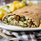 Strudel salato di grano saraceno con cime di rapa, finocchi e mandorle