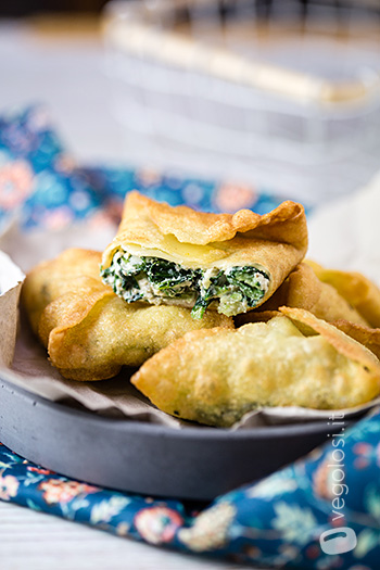 Bocconcini di lasagna fritti ripieni di cicoria e tofu