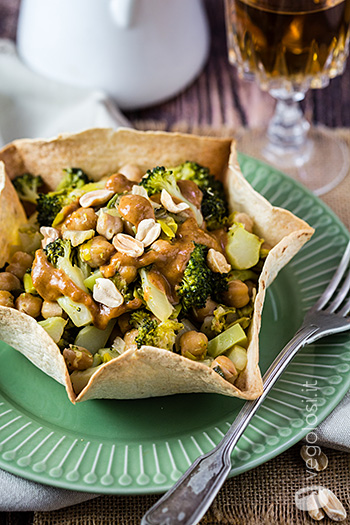 Ceci saltati con porri e broccoli e salsa al miso e burro d'arachidi