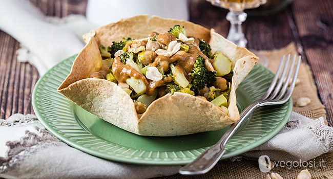 Ceci saltati con porri e broccoli e salsa al miso e burro d'arachidi