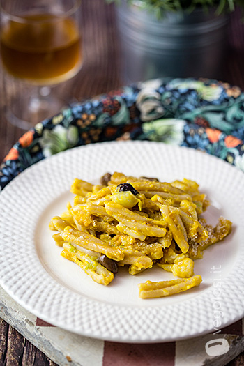Pasta al forno con cavolfiori, olive e besciamella alla zucca