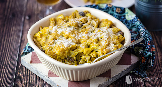 Pasta al forno con cavolfiori, olive e besciamella alla zucca