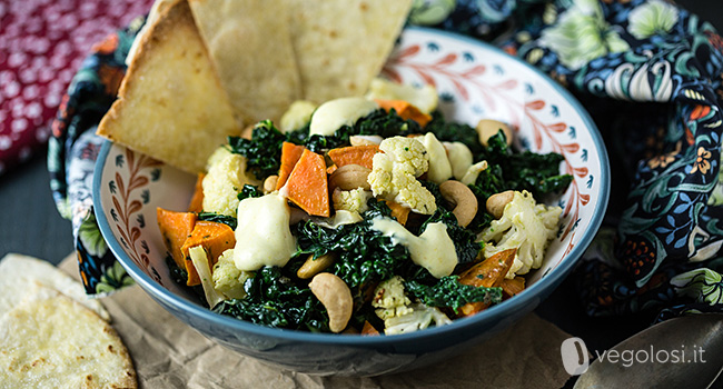 Insalata di cavolfiori e batate con salsa al curry