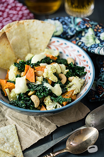Insalata di cavolfiori e batate con salsa al curry