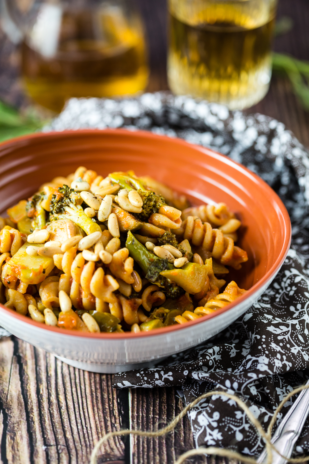 Fusilli con sugo rosso ai broccoli, cavolini di Bruxelles e pinoli