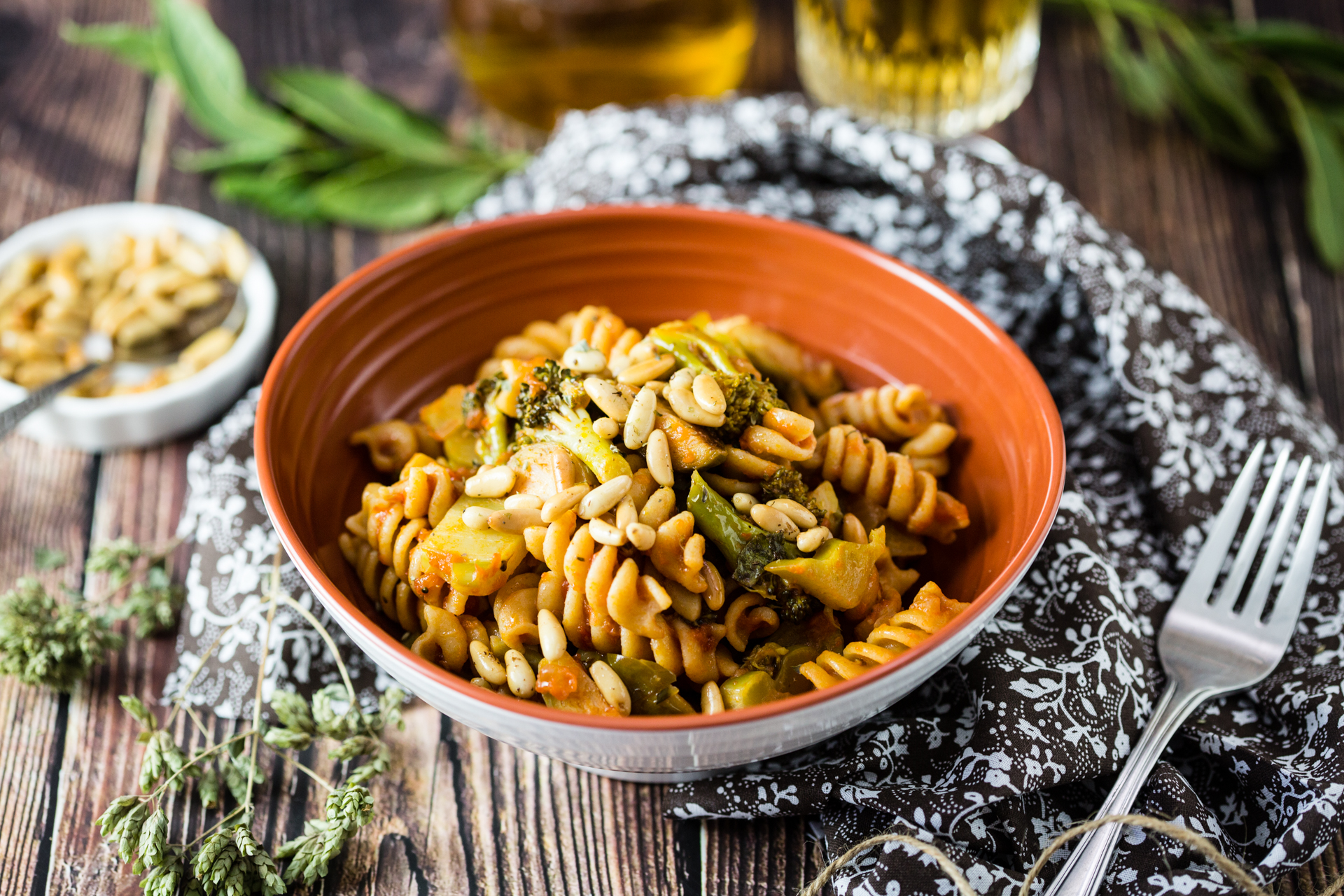 Fusilli con sugo rosso ai broccoli, cavolini di Bruxelles e pinoli