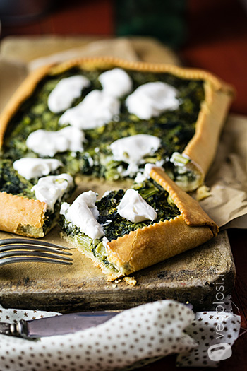 Torta salata con farina di ceci alla cicoria e broccoli