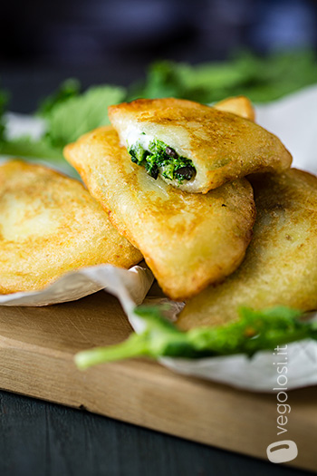 Calzoni di patate ripieni di cime di rapa