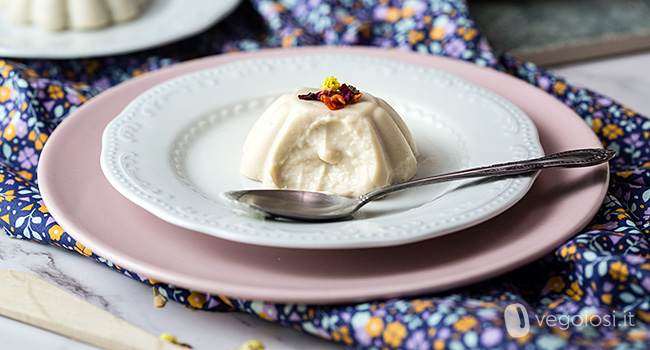 Budino vegano aromatizzato al tè verde con gelsomino e albicocche