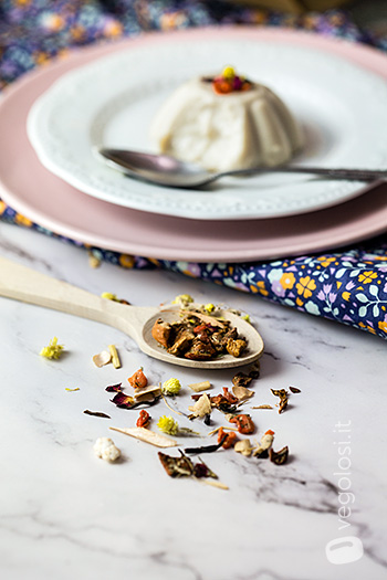 Budino vegano aromatizzato al tè verde con gelsomino e albicocche