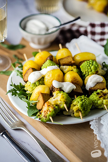 Spiedini di seitan, patate novelle e broccolo romanesco con maio allo yogurt