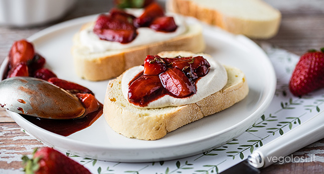 Fragole arrosto al basilico con formaggio vegetale saporito