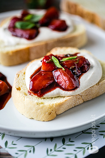 Fragole arrosto al basilico con formaggio vegetale saporito