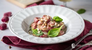 Gnocchi di barbabietola vegani con spinacini, aceto balsamico e crema di mandorle