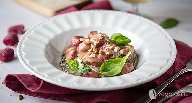 Gnocchi di barbabietola vegani con spinacini, aceto balsamico e crema di mandorle