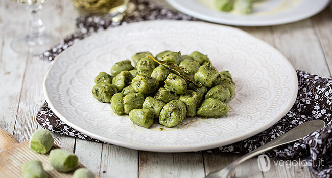 Gnocchi di piselli con burro alle erbe e semi di girasole