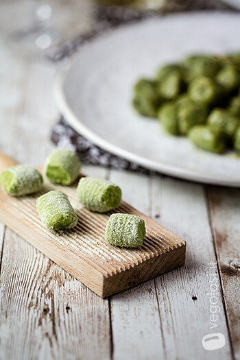 Gnocchi di piselli con burro alle erbe e semi di girasole