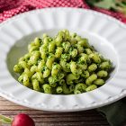 Pasta al pesto di foglie di ravanello e pistacchi