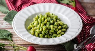 Pasta al pesto di foglie di ravanello e pistacchi