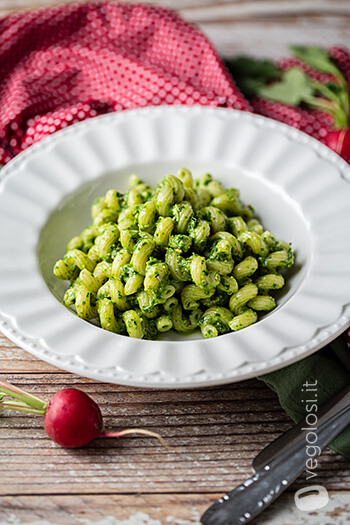 Pasta al pesto di foglie di ravanello e pistacchi