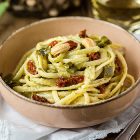 Pasta con pesto di taccole e anacardi con pomodori secchi