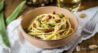 Linguine al pesto di taccole e anacardi con pomodori secchi