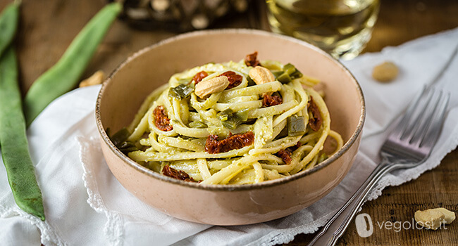 Pasta con pesto di taccole e anacardi con pomodori secchi