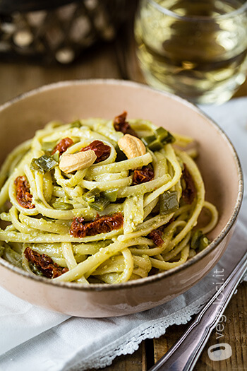 Pasta con pesto di taccole e anacardi con pomodori secchi