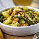 Spezzatino di tempeh con asparagi bianchi, fagiolini e patate al pesto