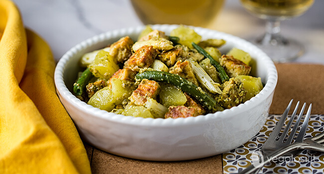 Spezzatino di tempeh con asparagi bianchi, fagiolini e patate al pesto