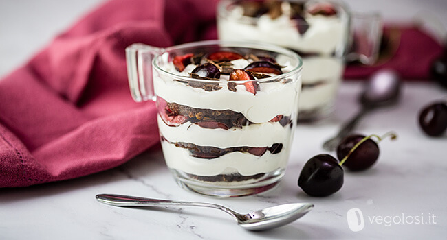 Tiramisù vegan alle ciliegie e scaglie di cioccolato